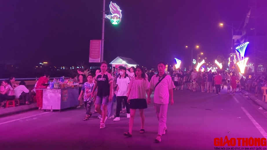 Nhộn nhịp ng&agrave;y đầu chạy thử nghiệm phố đi bộ ở Ho&agrave; B&Igrave;nh - Ảnh 8.