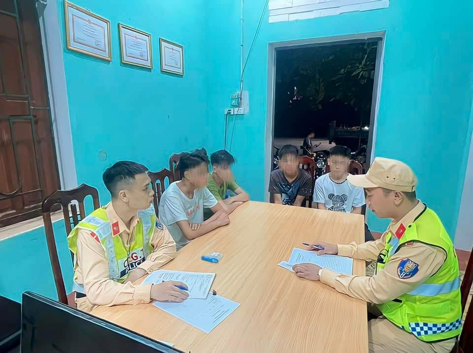 Xử l&yacute; nh&oacute;m thanh ni&ecirc;n say rượu, cầm hung kh&iacute; ph&oacute;ng xe đi giải quyết m&acirc;u thuẫn - Ảnh 1.