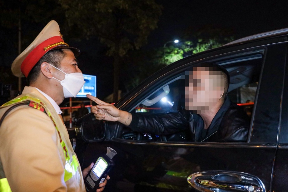 H&agrave; Nội: Kiểm tra 2 phố, cảnh s&aacute;t ph&aacute;t hiện 31 "ma men" l&aacute;i xe trong đ&ecirc;m- Ảnh 3.
