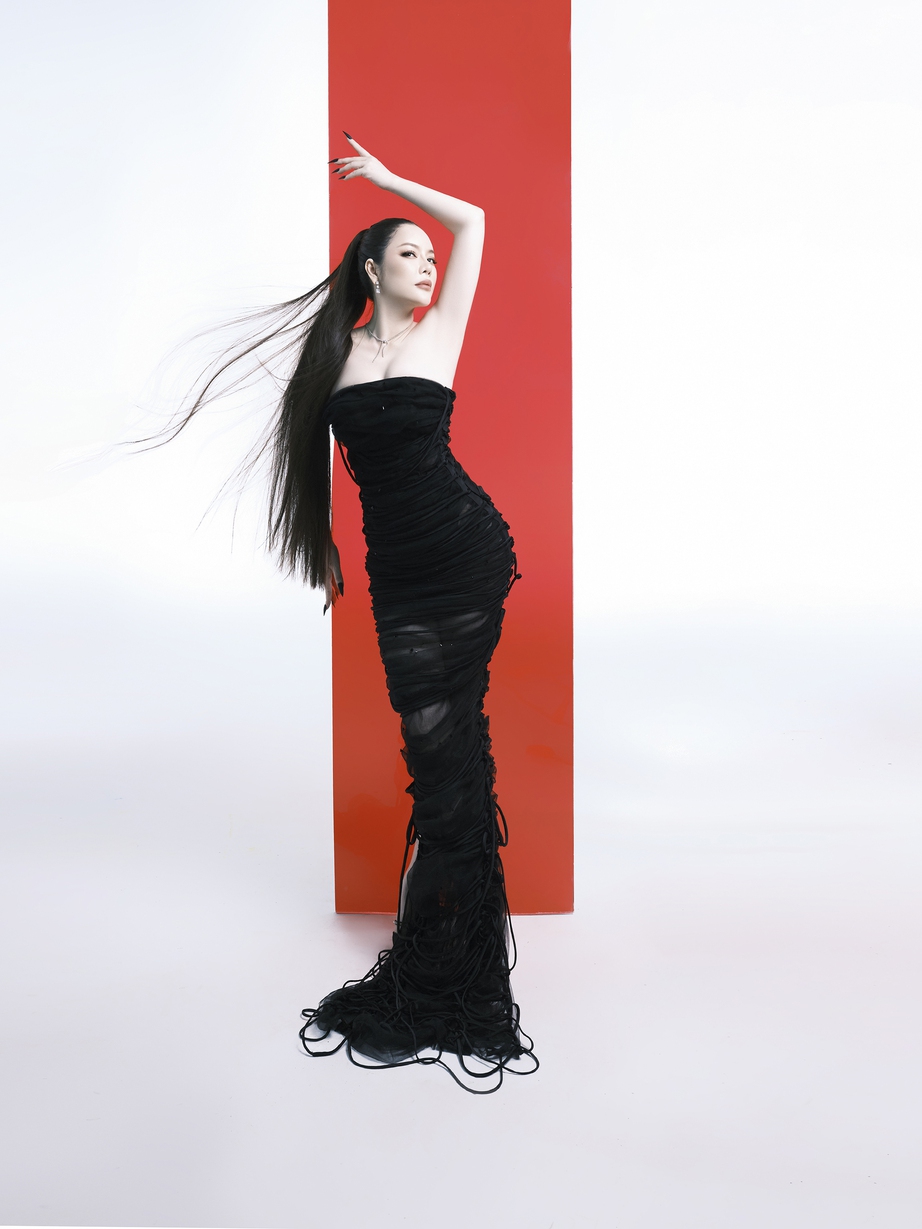 Mợ chảnh L&yacute; Nh&atilde; Kỳ tung outfit mới, phủ nhận tin đồn "cặp" Gil L&ecirc;- Ảnh 7.