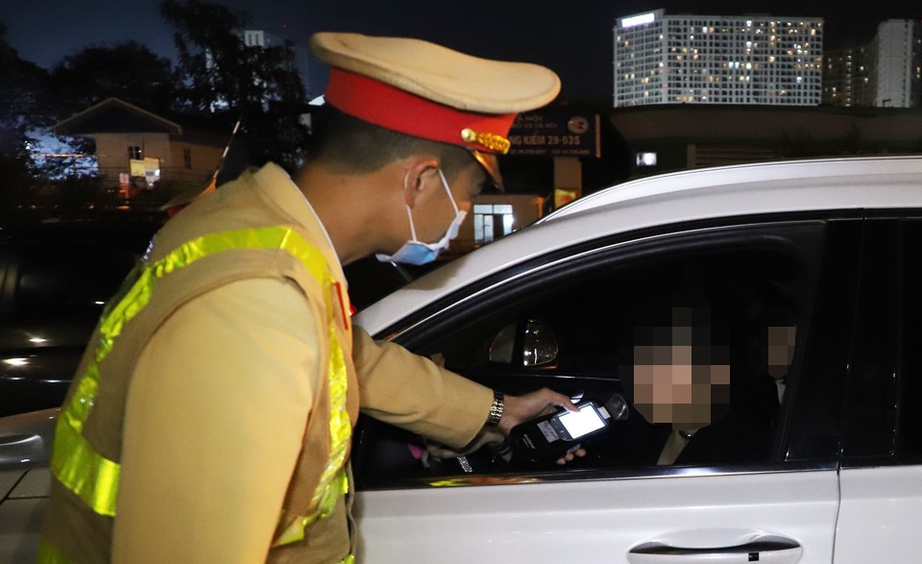 H&agrave; Nội: Kiểm tra 2 phố, cảnh s&aacute;t ph&aacute;t hiện 31 "ma men" l&aacute;i xe trong đ&ecirc;m- Ảnh 2.
