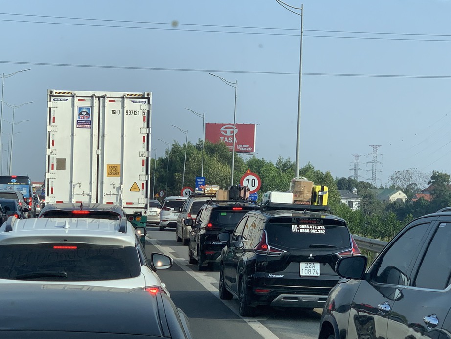 Cao tốc Nội B&agrave;i &ndash; L&agrave;o Cai tắc d&agrave;i gần 5km do tai nạn, d&acirc;n &igrave; ạch trở lại Thủ đ&ocirc;- Ảnh 4.