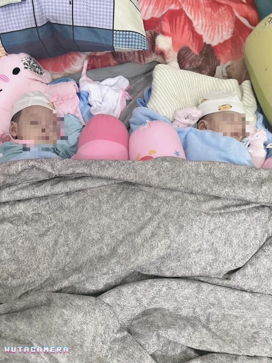 Quảng Ninh: Ph&aacute;t hiện 2 b&eacute; g&aacute;i sơ sinh bị bỏ rơi trong chiếc l&agrave;n nhựa- Ảnh 1.