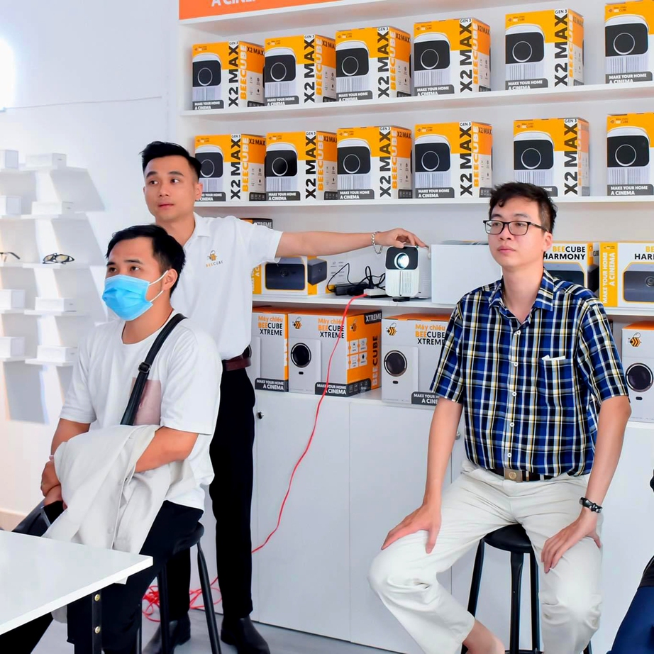 Kiếm bạc tỷ nhờ sản xuất máy chiếu bình dân- Ảnh 1. Kiếm bạc tỷ nhờ sản xuất máy chiếu bình dân- Ảnh 1.