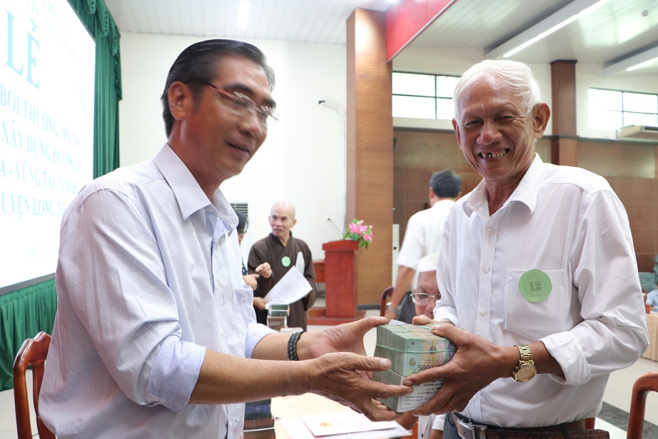 Cao tốc Bi&ecirc;n H&ograve;a - Vũng T&agrave;u: Những hộ d&acirc;n đầu ti&ecirc;n cười rạng rỡ trong ng&agrave;y nhận bồi thường- Ảnh 1.