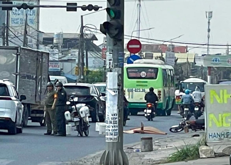 Va chạm với xe đầu kéo, một người đàn ông tử vong tại chỗ- Ảnh 1. Va chạm với xe đầu kéo, một người đàn ông tử vong tại chỗ- Ảnh 1.