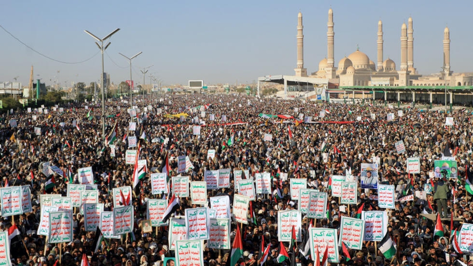 Người d&acirc;n Yemen đồng loạt xuống đường biểu t&igrave;nh phản đối cuộc tấn c&ocirc;ng v&agrave;o l&atilde;nh thổ Yemen (Ảnh: Reuters)