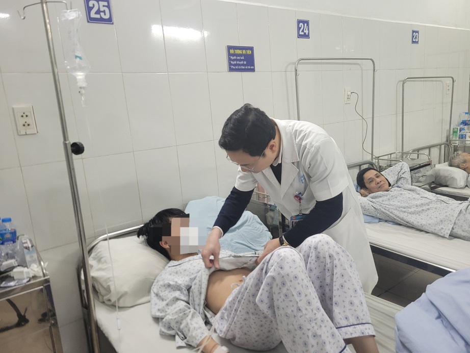 Nam sinh nhập viện v&igrave; thực hiện thử th&aacute;ch nh&eacute;t dị vật v&agrave;o niệu đạo- Ảnh 1.