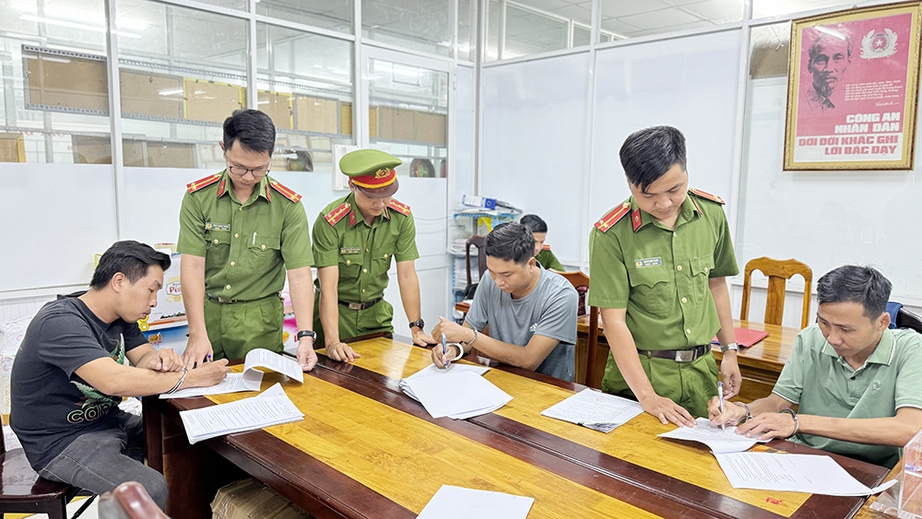 Triệt phá đường dây sản xuất, buôn bán thuốc bảo vệ thực vật giả lớn ở An Giang- Ảnh 1. Triệt phá đường dây sản xuất, buôn bán thuốc bảo vệ thực vật giả lớn ở An Giang- Ảnh 1.