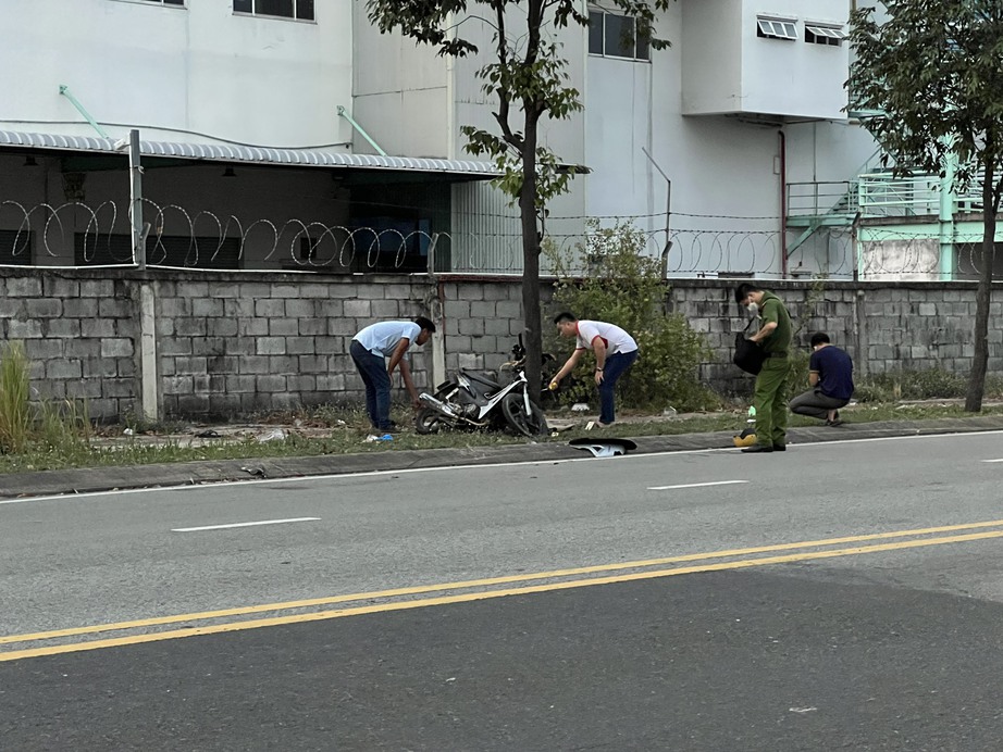 Xe m&aacute;y leo vỉa h&egrave; t&ocirc;ng c&acirc;y xanh, thanh ni&ecirc;n tử vong - Ảnh 1.