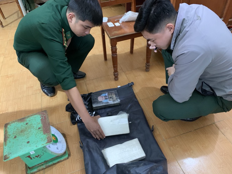 Cận cảnh l&ocirc; ma t&uacute;y khủng l&ecirc;n đến gần 300kg tr&ocirc;i dạt v&agrave;o bờ biển Quảng Ng&atilde;i- Ảnh 9.