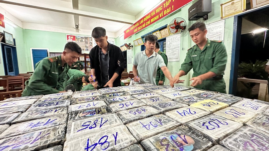 Cận cảnh l&ocirc; ma t&uacute;y khủng l&ecirc;n đến gần 300kg tr&ocirc;i dạt v&agrave;o bờ biển Quảng Ng&atilde;i- Ảnh 7.
