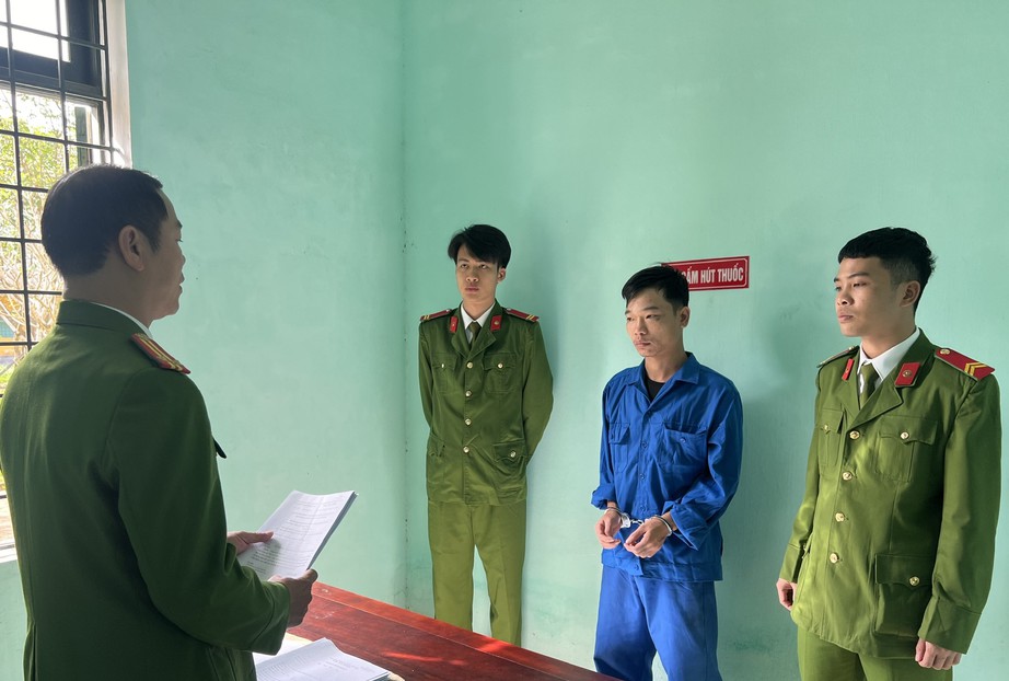 Khởi tố, bắt tạm giam kẻ d&ugrave;ng dao đ&acirc;m Ph&oacute; trưởng c&ocirc;ng an phường ở Huế tử vong- Ảnh 1.