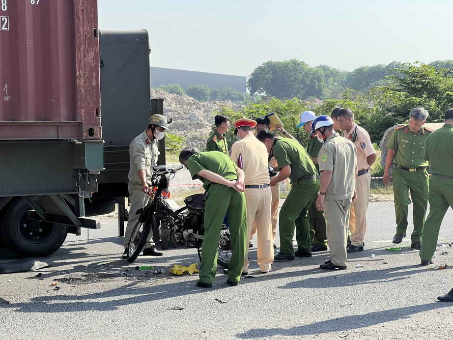 Xe container rẽ phải va chạm xe m&aacute;y, 2 người đ&agrave;n &ocirc;ng tử vong, xe m&aacute;y n&aacute;t vụn- Ảnh 2.