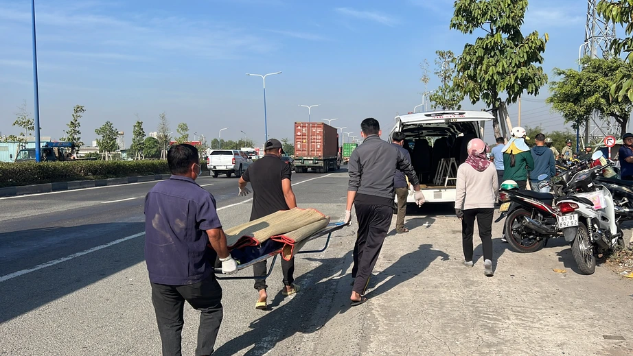 Xe container rẽ phải va chạm xe m&aacute;y, 2 người đ&agrave;n &ocirc;ng tử vong, xe m&aacute;y n&aacute;t vụn- Ảnh 3.