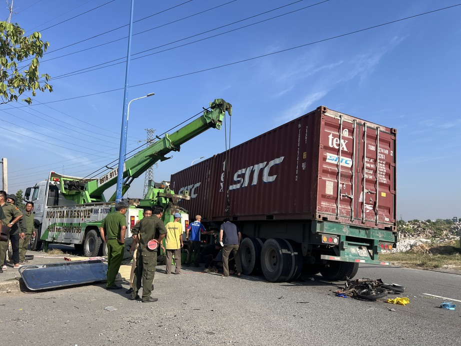 Xe container rẽ phải va chạm xe m&aacute;y, 2 người đ&agrave;n &ocirc;ng tử vong, xe m&aacute;y n&aacute;t vụn- Ảnh 1.
