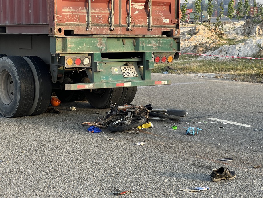 Xe container rẽ phải va chạm xe m&aacute;y, 2 người đ&agrave;n &ocirc;ng tử vong, xe m&aacute;y n&aacute;t vụn- Ảnh 4.