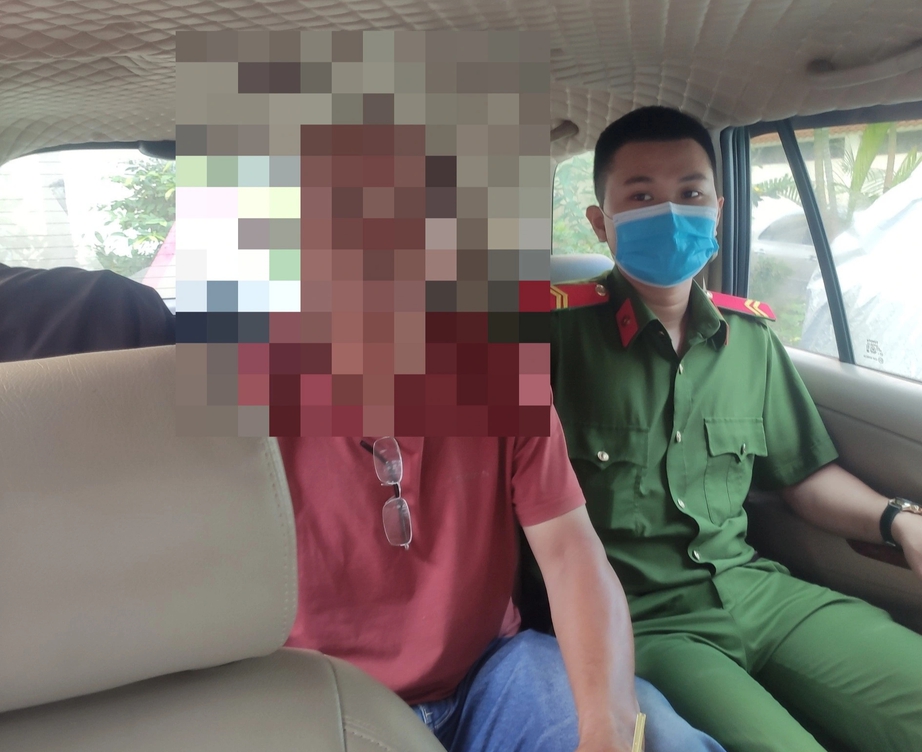 Bắt, di l&yacute; đối tượng phạm tội "hiếp d&acirc;n" từ TP Hồ Ch&iacute; Minh về Quảng Ng&atilde;i quy &aacute;n- Ảnh 1.