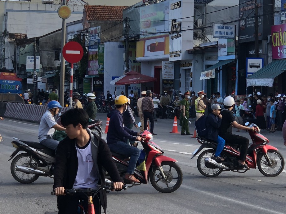 Xe tải t&ocirc;ng xe đạp ở n&uacute;t giao tr&ecirc;n QL1 l&agrave;m 1 học sinh lớp 6 tử vong- Ảnh 1.