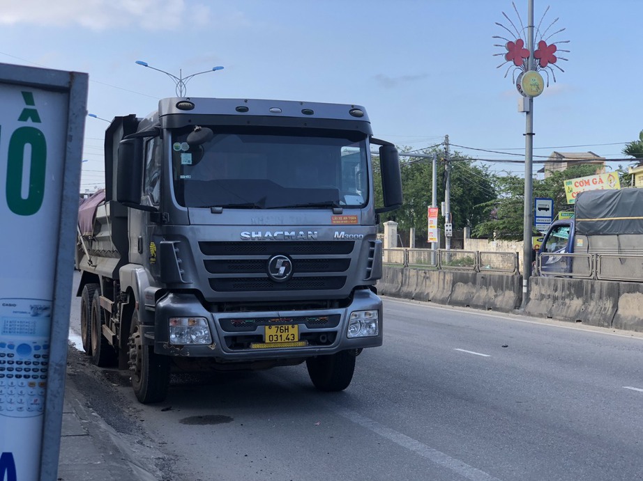Xe tải t&ocirc;ng xe đạp ở n&uacute;t giao tr&ecirc;n QL1 l&agrave;m 1 học sinh lớp 6 tử vong- Ảnh 2.