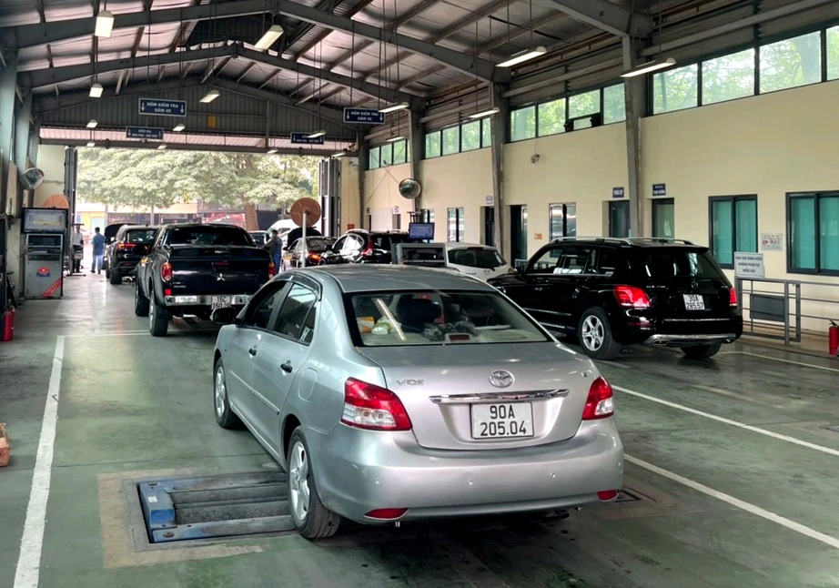 Trung t&acirc;m đăng kiểm tất bật ng&agrave;y đầu l&agrave;m việc sau kỳ nghỉ Tết dương lịch- Ảnh 1.