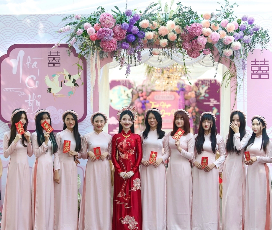 &ldquo;L&aacute;c mắt&rdquo; với lễ ăn hỏi ho&agrave;nh tr&aacute;ng của tiền vệ Nguyễn Quang Hải- Ảnh 2.