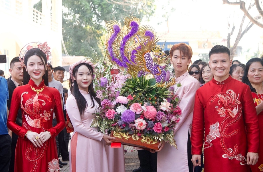 &ldquo;L&aacute;c mắt&rdquo; với lễ ăn hỏi ho&agrave;nh tr&aacute;ng của tiền vệ Nguyễn Quang Hải- Ảnh 1.