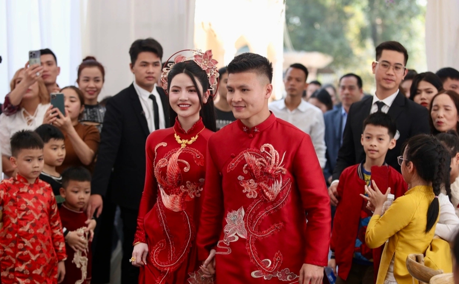 &ldquo;L&aacute;c mắt&rdquo; với lễ ăn hỏi ho&agrave;nh tr&aacute;ng của tiền vệ Nguyễn Quang Hải- Ảnh 4.