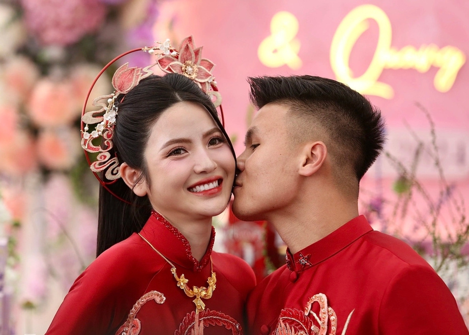 &ldquo;L&aacute;c mắt&rdquo; với lễ ăn hỏi ho&agrave;nh tr&aacute;ng của tiền vệ Nguyễn Quang Hải- Ảnh 5.