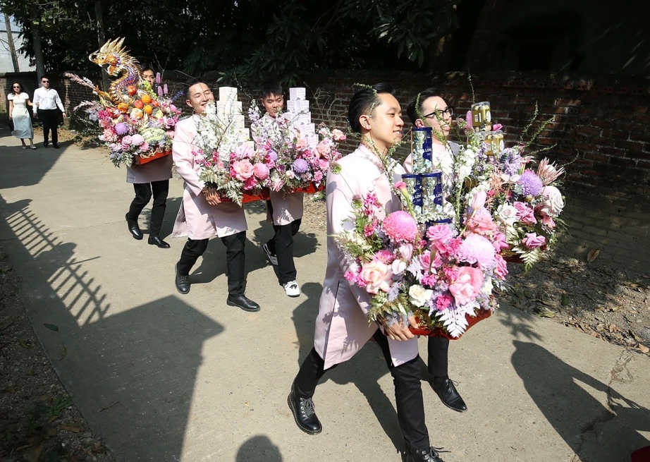 &ldquo;L&aacute;c mắt&rdquo; với lễ ăn hỏi ho&agrave;nh tr&aacute;ng của tiền vệ Nguyễn Quang Hải- Ảnh 6.