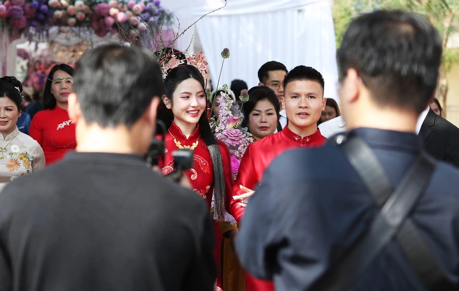 &ldquo;L&aacute;c mắt&rdquo; với lễ ăn hỏi ho&agrave;nh tr&aacute;ng của tiền vệ Nguyễn Quang Hải- Ảnh 7.