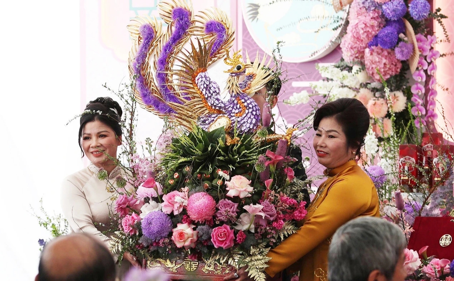 &ldquo;L&aacute;c mắt&rdquo; với lễ ăn hỏi ho&agrave;nh tr&aacute;ng của tiền vệ Nguyễn Quang Hải- Ảnh 8.