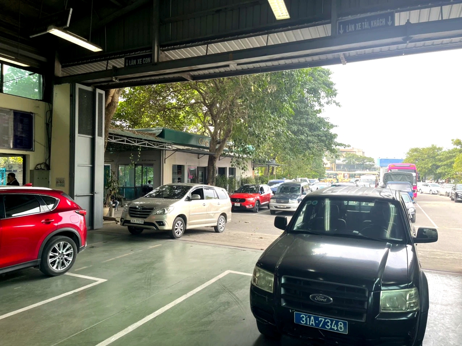 Trung t&acirc;m đăng kiểm tất bật ng&agrave;y đầu l&agrave;m việc sau kỳ nghỉ Tết dương lịch- Ảnh 2.