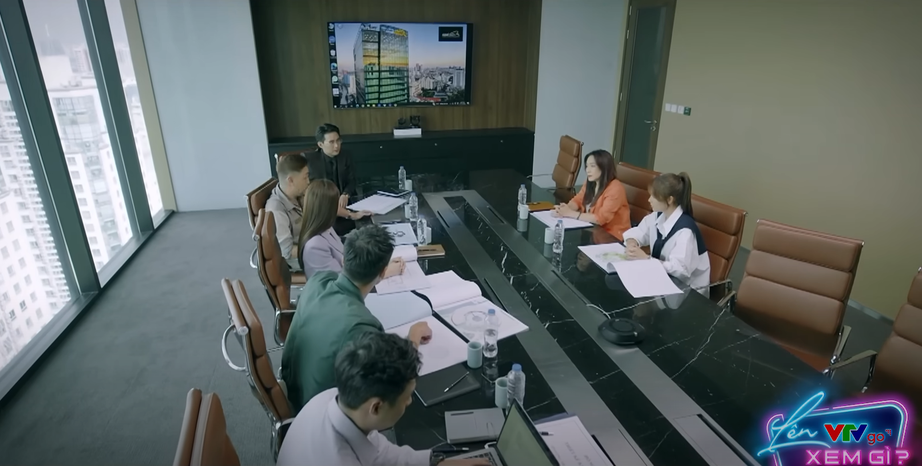 Cuộc họp b&agrave;n về bản thiết kế g&acirc;y tranh c&atilde;i của Dương.