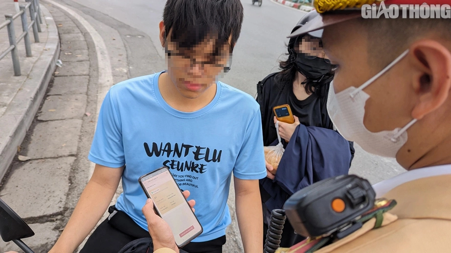 CSGT dùng công nghệ AI để kiểm tra, nhận diện biển số xe- Ảnh 1. CSGT dùng công nghệ AI để kiểm tra, nhận diện biển số xe- Ảnh 1.