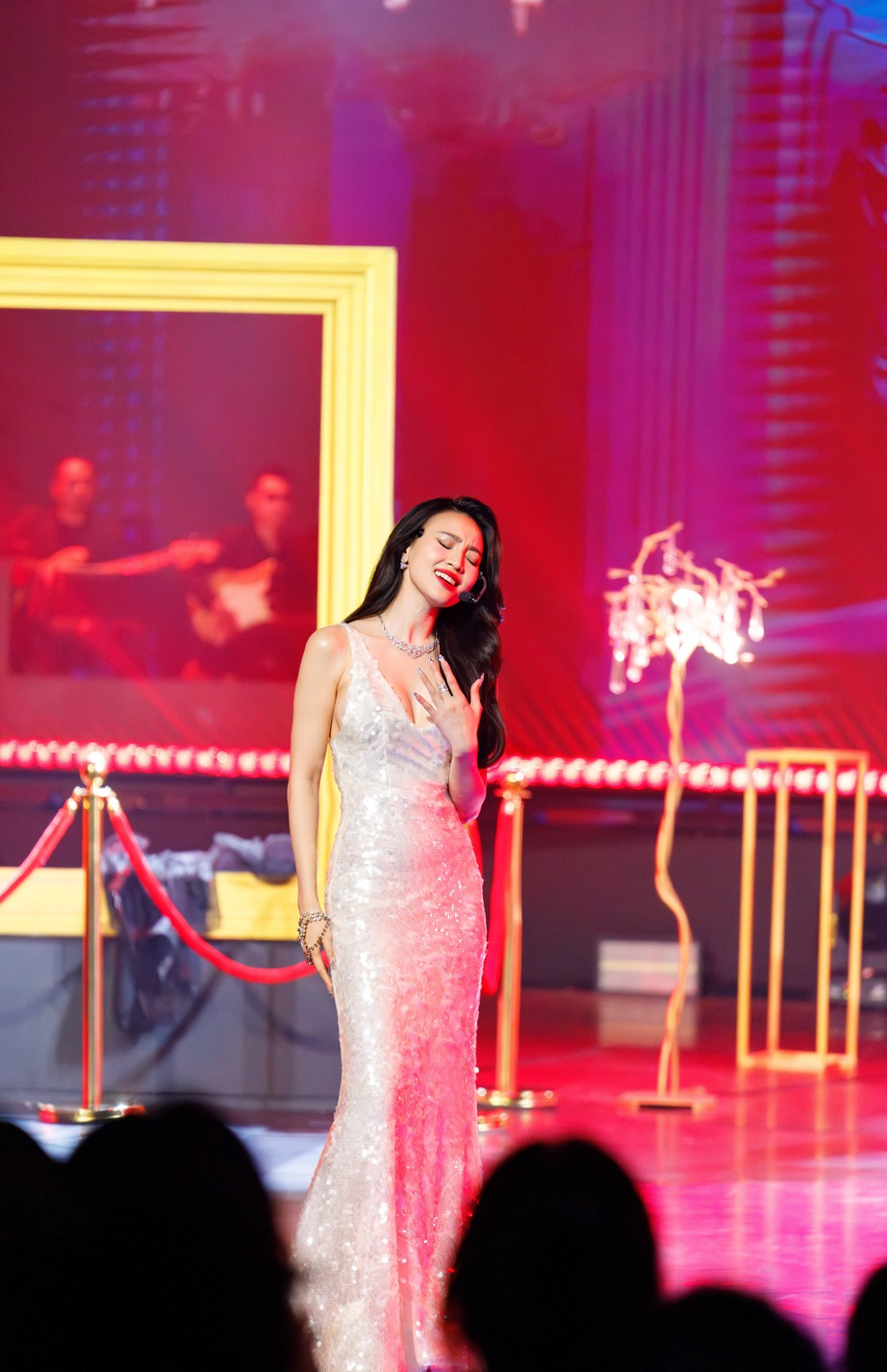 Diva Hồng Nhung, MLee cùng nhóm chị đẹp của mình hoá ma cà rồng - Ảnh 4. Diva Hồng Nhung, MLee cùng nhóm chị đẹp của mình hoá ma cà rồng - Ảnh 4.