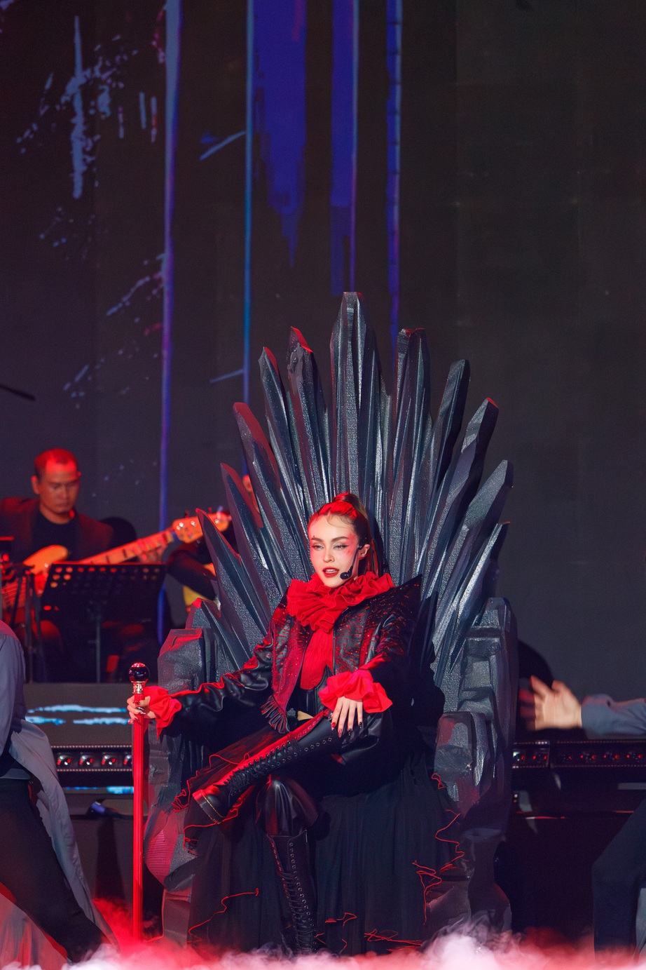 Diva Hồng Nhung, MLee cùng nhóm chị đẹp của mình hoá ma cà rồng - Ảnh 14. Diva Hồng Nhung, MLee cùng nhóm chị đẹp của mình hoá ma cà rồng - Ảnh 14.