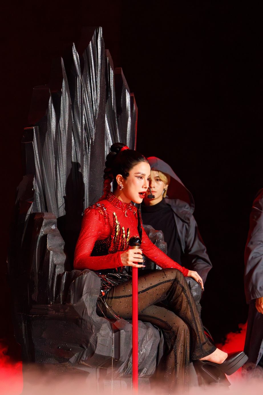 Diva Hồng Nhung, MLee cùng nhóm chị đẹp của mình hoá ma cà rồng - Ảnh 13. Diva Hồng Nhung, MLee cùng nhóm chị đẹp của mình hoá ma cà rồng - Ảnh 13.