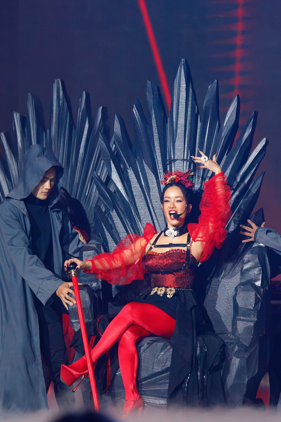 Diva Hồng Nhung, MLee cùng nhóm chị đẹp của mình hoá ma cà rồng - Ảnh 12. Diva Hồng Nhung, MLee cùng nhóm chị đẹp của mình hoá ma cà rồng - Ảnh 12.