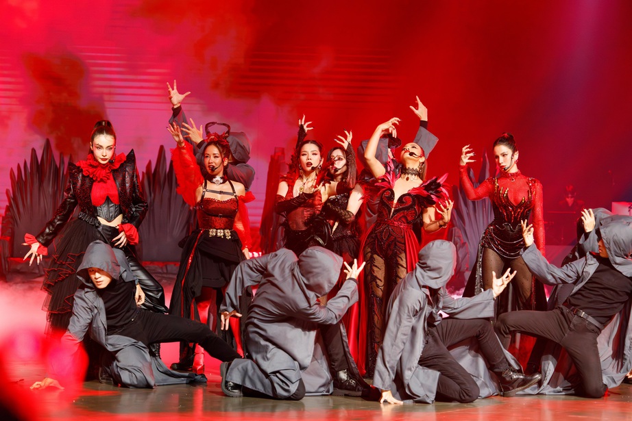 Diva Hồng Nhung, MLee cùng nhóm chị đẹp của mình hoá ma cà rồng - Ảnh 10. Diva Hồng Nhung, MLee cùng nhóm chị đẹp của mình hoá ma cà rồng - Ảnh 10.