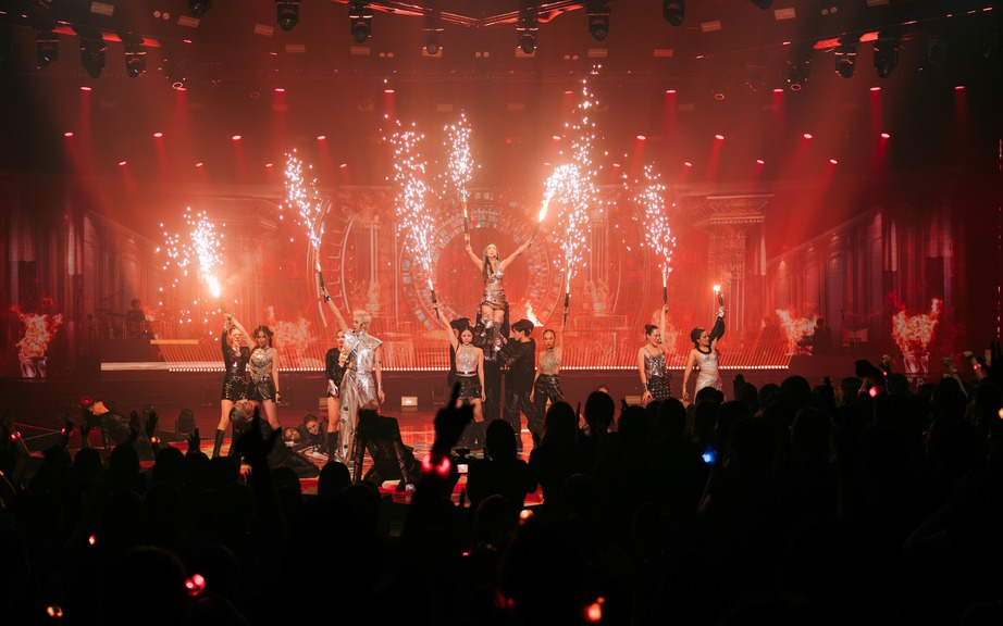 Diva Hồng Nhung, MLee cùng nhóm chị đẹp của mình hoá ma cà rồng - Ảnh 19. Diva Hồng Nhung, MLee cùng nhóm chị đẹp của mình hoá ma cà rồng - Ảnh 19.