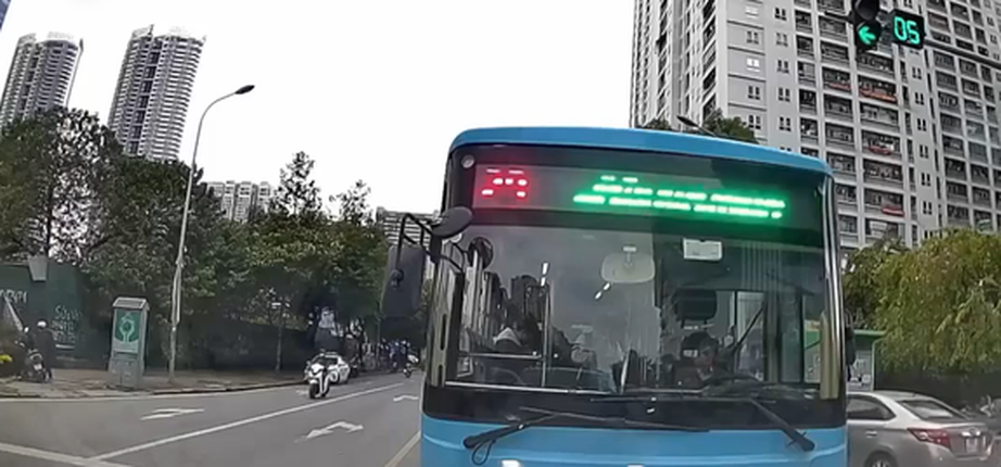 Phạt l&aacute;i xe bu&yacute;t lấn l&agrave;n, vượt ẩu, chặn đường xe đi đ&uacute;ng luật- Ảnh 1.