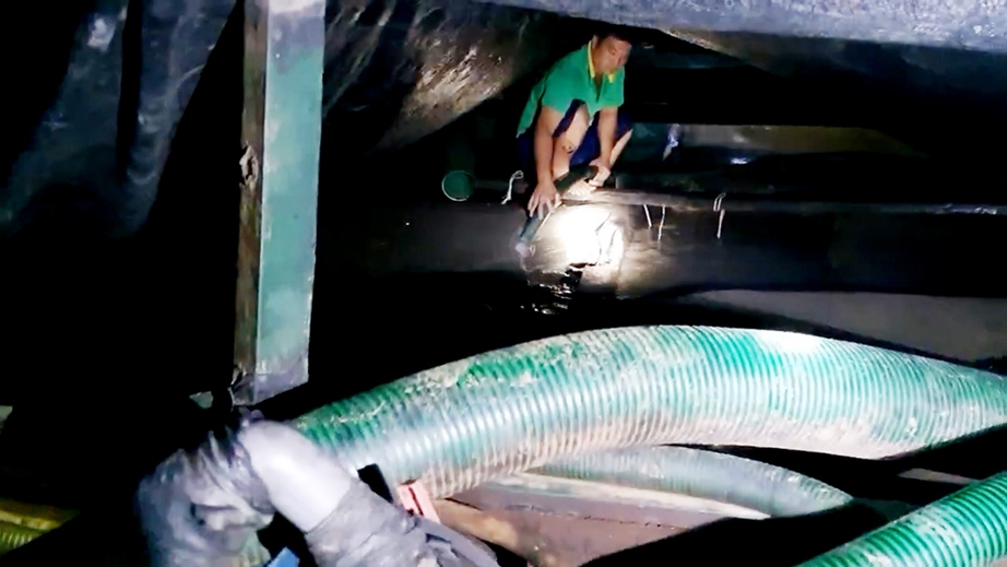 Bắt quả tang 3 đối tượng khai th&aacute;c c&aacute;t tr&aacute;i ph&eacute;p tr&ecirc;n s&ocirc;ng Hậu- Ảnh 1.
