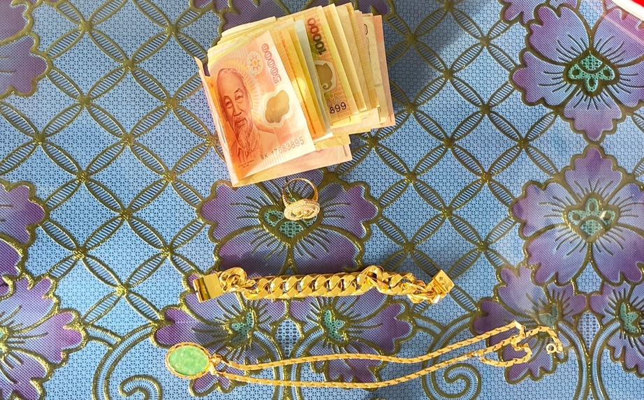 Một phụ nữ ở An Giang bị xử lý vi phạm vì báo bị trộm vàng và tiền- Ảnh 2. Một phụ nữ ở An Giang bị xử lý vi phạm vì báo bị trộm vàng và tiền- Ảnh 2.