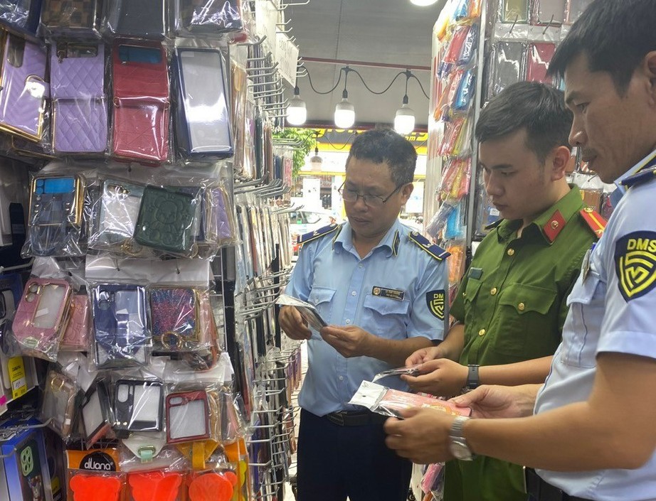 TP.HCM: Một th&aacute;ng xử l&yacute; 474 vụ bu&ocirc;n lậu, kinh doanh h&agrave;ng giả, h&agrave;ng k&eacute;m chất lượng- Ảnh 1.