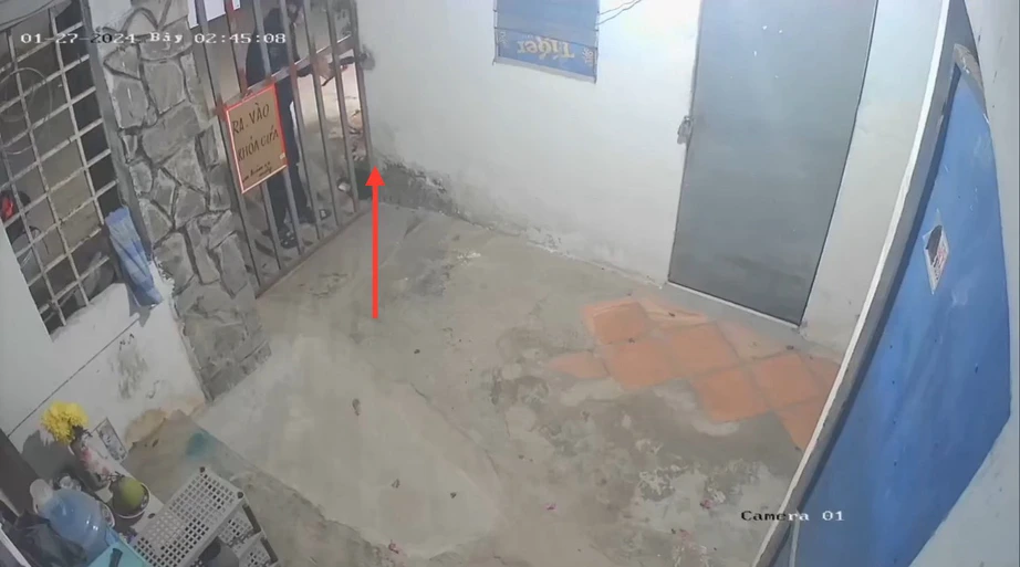 Hai t&ecirc;n trộm quay camera đi hướng kh&aacute;c, cuỗm 4 xe m&aacute;y trong đ&ecirc;m- Ảnh 1.