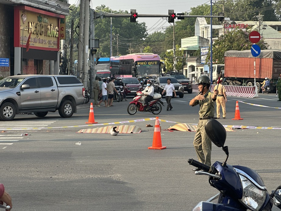 Xe bồn va chạm xe m&aacute;y, đ&ocirc;i nam nữ bị c&aacute;n tử vong thương t&acirc;m- Ảnh 2.