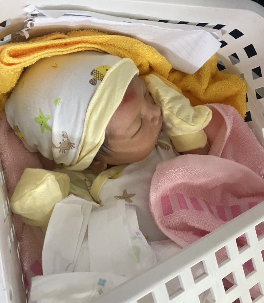 Trẻ sơ sinh bị bỏ rơi trong c&acirc;y xăng, cạnh b&eacute; c&oacute; l&aacute; thư của người mẹ l&agrave; sinh vi&ecirc;n- Ảnh 1.