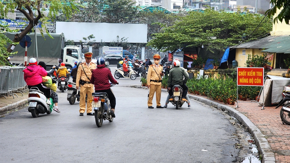 Thử rượu để mang về cho sếp, người đ&agrave;n &ocirc;ng bị phạt 2,5 triệu đồng khi l&aacute;i xe- Ảnh 1.