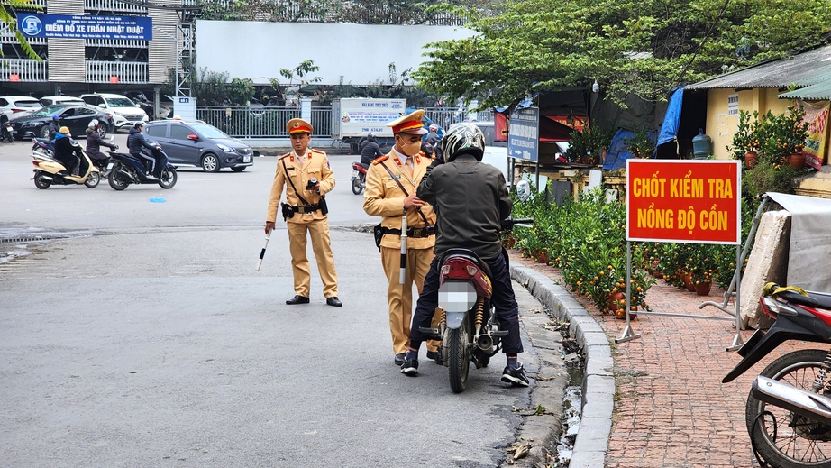 Thử rượu để mang về cho sếp, người đ&agrave;n &ocirc;ng bị phạt 2,5 triệu đồng khi l&aacute;i xe- Ảnh 11.